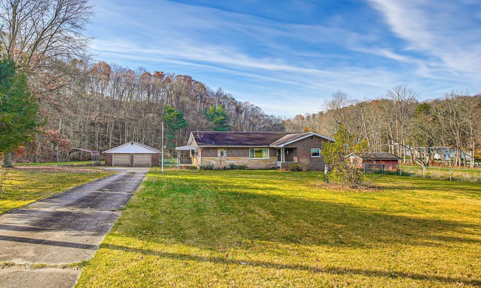 Davisville Casa | Stay & Play: West Virginia Country Home!