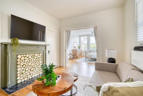 Buckman Neighborhood Apartamento | Stay Portland - La Casa Burnside - Local Eateries, Shops, and Bars