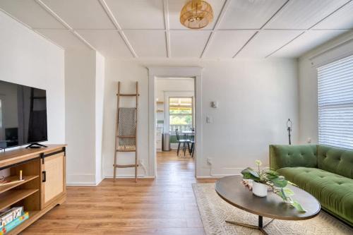 Richmond Casa | Stay Portland - Mt Tabor Retreat - Local Eateries - Shops - Bars