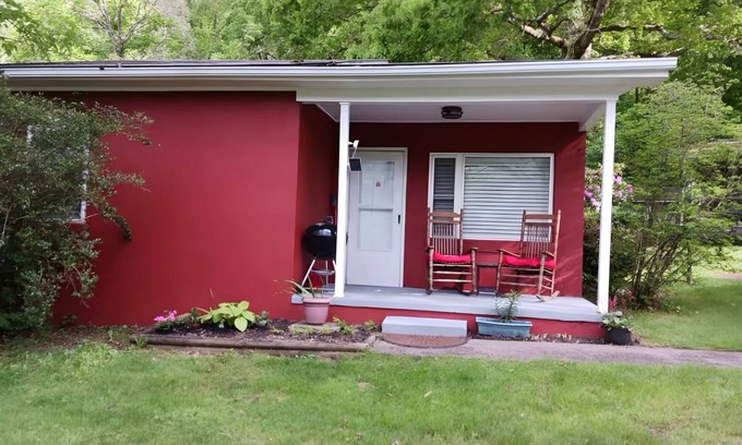 Maggie Valley Cabaña | Charming 1-bedroom cottage in welcoming Maggie Valley with WiFi, AC