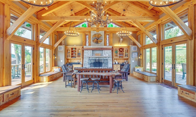 Excelsior Springs Cabina | Stay & Sip: Group Ranch at Shamrock Hills Vineyard