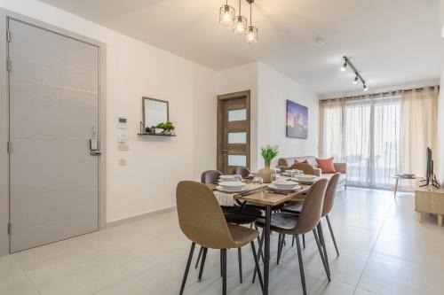 Tower Road Apartamento | Stay Steps Away From The Sea in Sliema - Sleeps 6