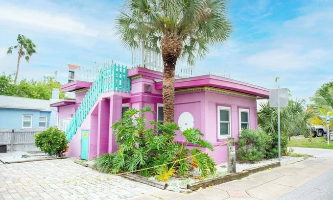 St. Petersburg - Clearwater Cabaña | Stay steps from the sand in this charming single-family home. Enjoy exclusive beach access at Sunburst Inn, featured on HGTV. Cozy comfort for up to 4, and an unbeatable location on the Gulf. Perfect for a romantic escape or small family getaway.