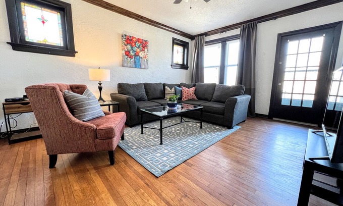 St. Louis Apartamento | Stay STL-Extended Stay-Balcony-Fenced Yard-Pets
