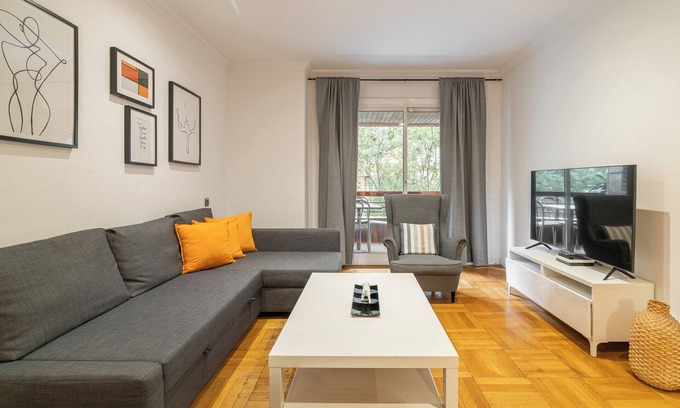 Provencals del Poblenou Apartamento | Modern apartment w/ balcony and hot tub