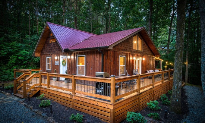 Morganton Cabina | Stay Warm & Cozy in Blue Ridge! Hot Tub & Fire Pit | 8 Min to Downtown