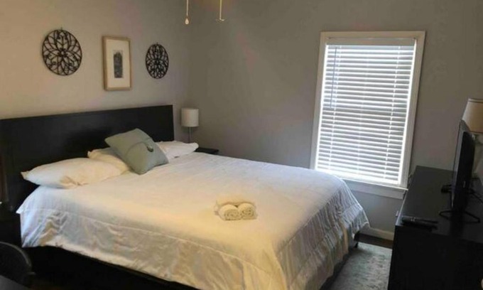 Cleveland Casa | Stay with Jay Cleveland One