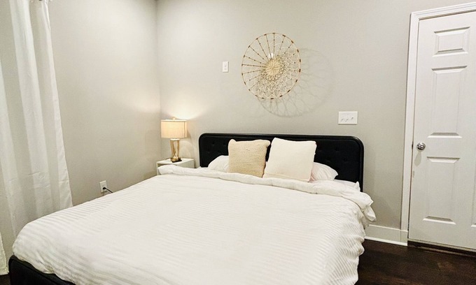 Lithonia Casa | Stay with Jenny in a cozy king-size bed in Lithonia