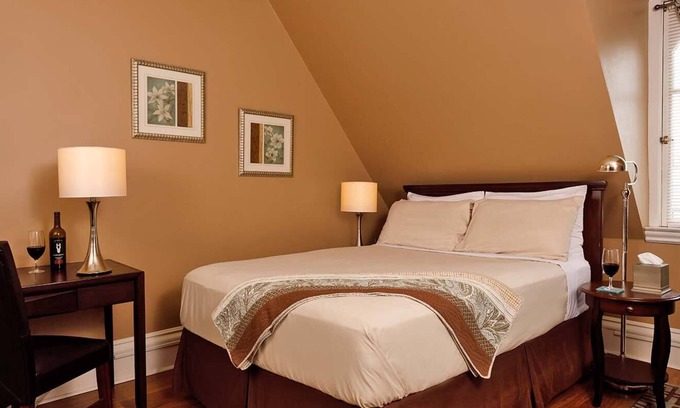 Central Business District Cama Y Desayuno | Stay with us and you'll see why we are ranked #1 lodging in Kalamazoo, MI.