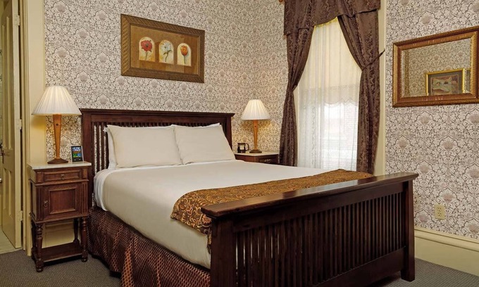 Central Business District Cama Y Desayuno | Stay with us and you'll see why we are ranked #1 lodging in Kalamazoo, MI.
