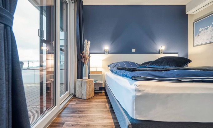 Ribnitz Alquiler De Eote | Stay24 - Schwimmendes Ferienhaus mit 3 Schlafzimmern, 2 Terrassen und Viel Platz