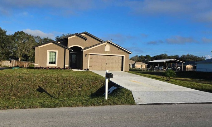 Vero Lake Estates Casa | Stay2Nite - A Charming 4-bedroom building with WiFi, AC in lovely Vero Beach