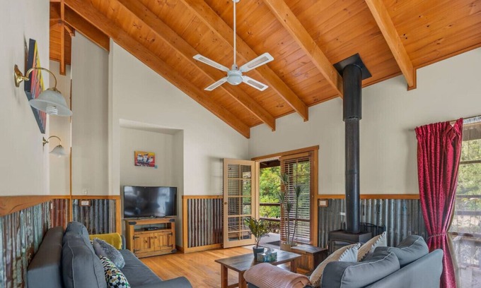 Badger Creek Cabina | StayAU 2BR Serene Lakeside Haven