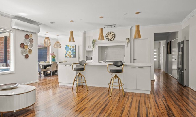 Officer Casa | StayAU 4BRM Modern Urban Holiday Home