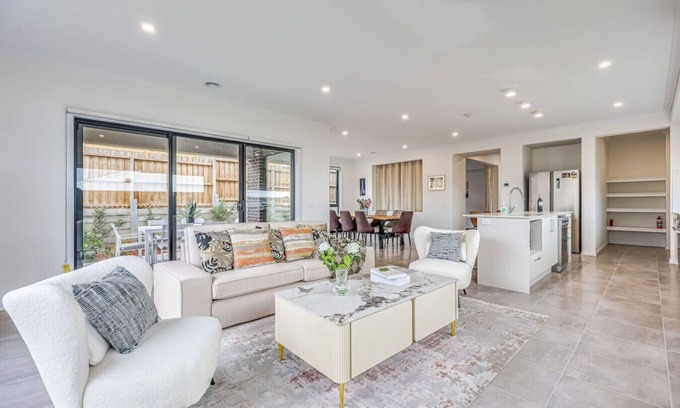 Mount Duneed Casa | StayAU 5BR Getaway 10 mins to Torquay & Deakin