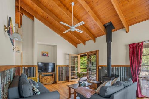 Badger Creek Casa | StayAU Conifer Cottage 2BR Serene Lakeside Haven