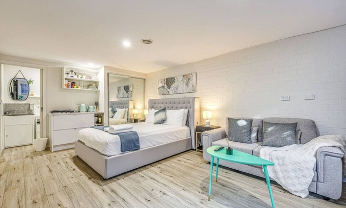 Leopold Casa | StayAU Cozy & Stylish 1 BRM Studio in Leopold