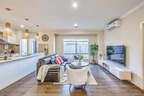 Pakenham Casa | StayAU Pakenham 5 BRM Hidden Oasis Pet-friendly