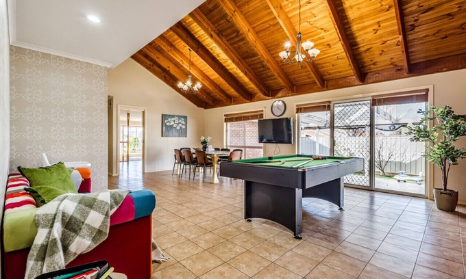 Seabrook Casa | StayAU Tranquil 4BR Lakeside Retreat in Seabrook