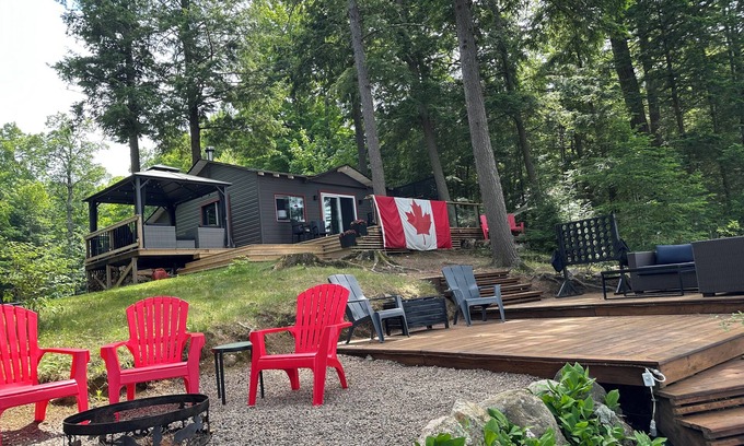 North Kawartha Cabaña | Estilo "chic" de cabaña, 180 SUNSET Vistas, más de 5 cubiertas y 2 muelles, fogata frente al lago,
