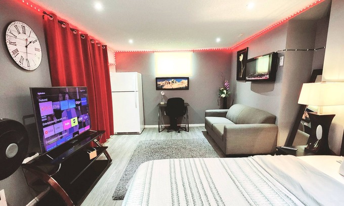 London Apartamento | Staycation Studio Apartment: full kitchen, washroom, and Free parking