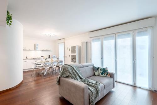 Milan Apartamento | StayEasy SantaGiulia - M3 Metro - Center in 20 mins