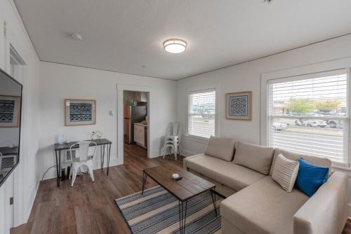 Coos Bay Casa | #StayInMyDistrict Bluebird Cottage Coos Bay