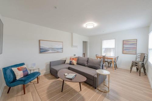 Coos Bay Casa | #StayInMyDistrict Coos Bay Indigo Cottage