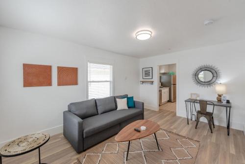 Coos Bay Casa | #StayinMyDistrict Coos Bay Goldfinch Cottage