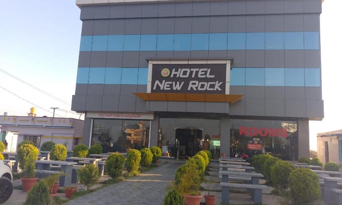Channarayapattana Hotel | STAYMAKER The New Rock Hotel