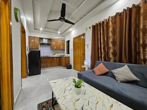 Fatehjang Apartamento | StayNova - Transit Apartment near Motorways & Airport