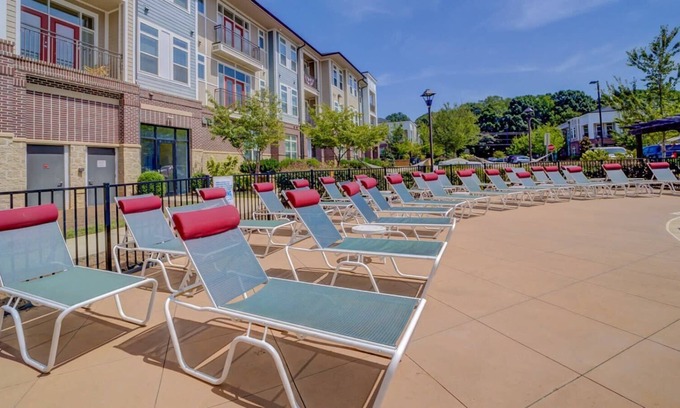 Huntersville Condominio | StaysByWalker 1BR - KingBed! Gym/Pool/HotTub/Sauna