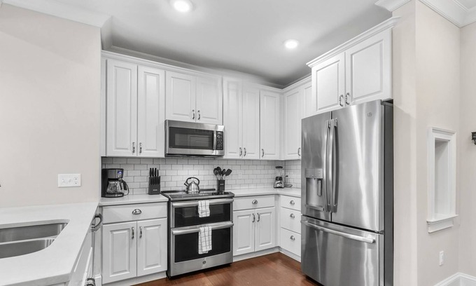 Myers Park Condominio | StaysByWalker 2BR - 2 Miles To Uptown! KingBed/Gym