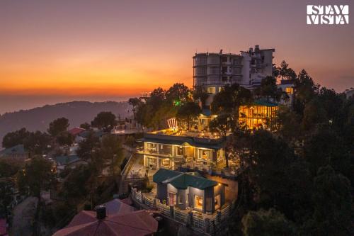 Barog Apartamento | StayVista at Serene with Outdoor Bonfire