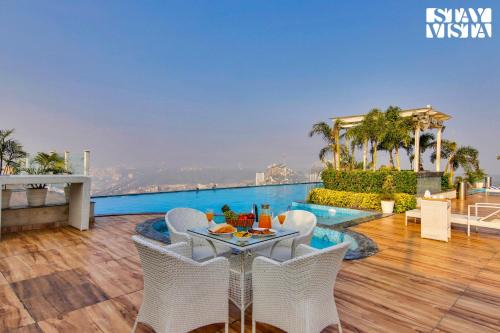 Shyam Nagar Apartamento | StayVista's Skyline Studio Apartments - Urban Oasis with Terrace, Gym & Bar