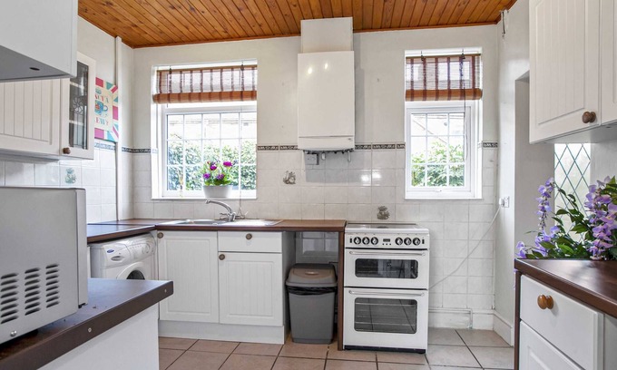 Burslem Casa | ⭑ Staywhenever NWT- 4 Bedroom House | King Size Beds | Sleeps 9 ⭑