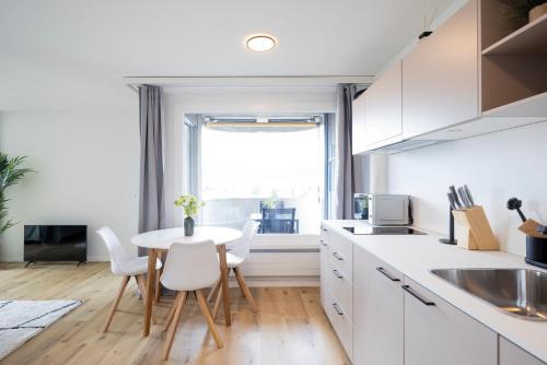Dietikon District Apartamento | STAYY Sky Studio near Limmattal Hospital - contactless check-in