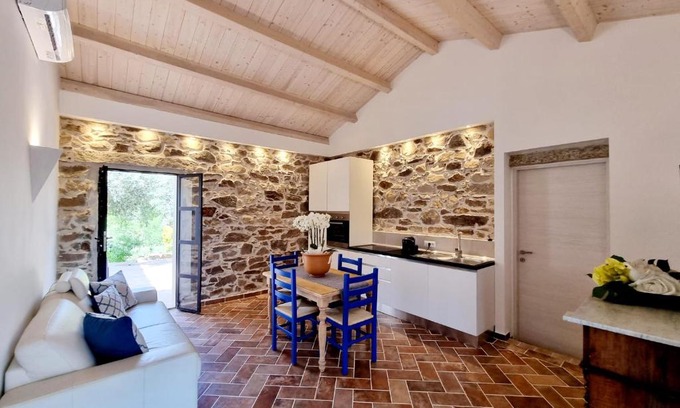 Buddittogliu Straulas Apartamento | STAZZO SAN TEODORO LA QUERCIA Piscina Condivisa