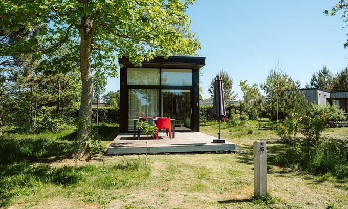 Ouddorp Chalet De Esquí | Steel and wood give character to this holiday home for four people.