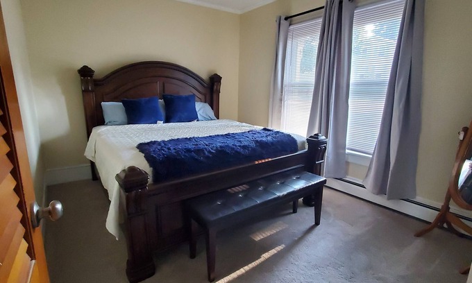 Auburn Apartamento | Steel Hideaway, first floor easy access, king bed, fenced yard, fast wifi