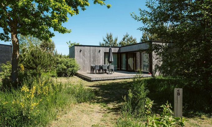 Ouddorp Chalet De Esquí | Steel house with wood finish: sturdy cabin for four persons.