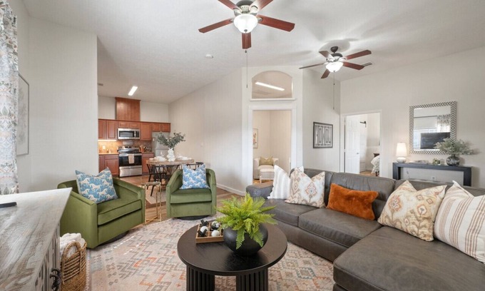 College Station Apartamento | Steel Studio ~ Aggieland Vacation Rentals