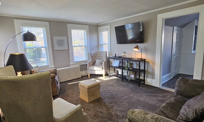 Watertown Apartamento | Steele Brook Manor Tranquil get away nestled in Litchfield County.