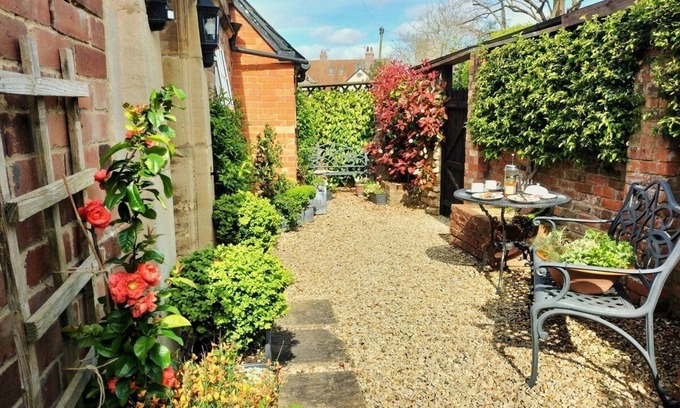 Steeple Ashton Cabaña | Steeple Ashton Village Spacious Comfort in Cottage for 2 in Country House Style