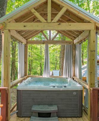 Lookout Valley Neighborhood Association Casa | Stefan Cabin Nature-nested Tiny Home Hot Tub