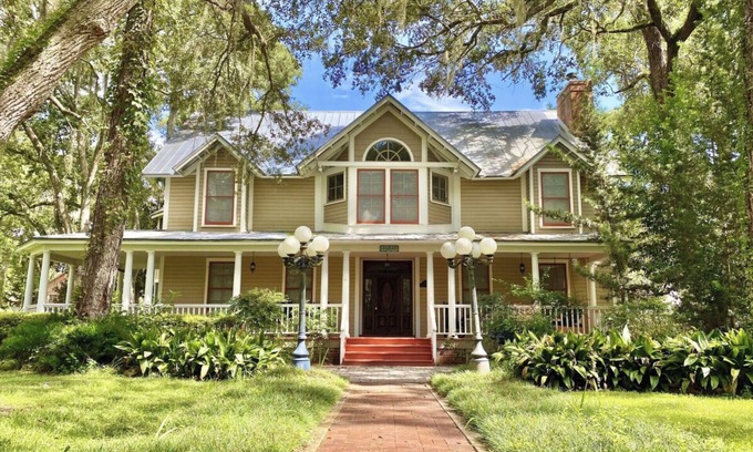 Steinhatchee Cabaña | Steinhatchee Landing - Victorian Cottage 9 Upstairs