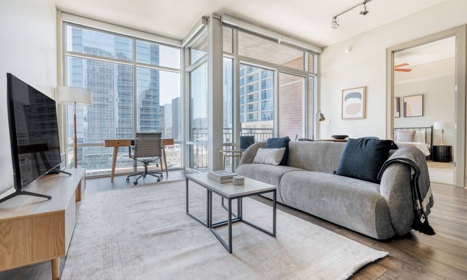 Second Street District Apartamento | Stellar Downtown 1BR w/ Gym & Pool, nr Lady Bird Lake, by Blueground