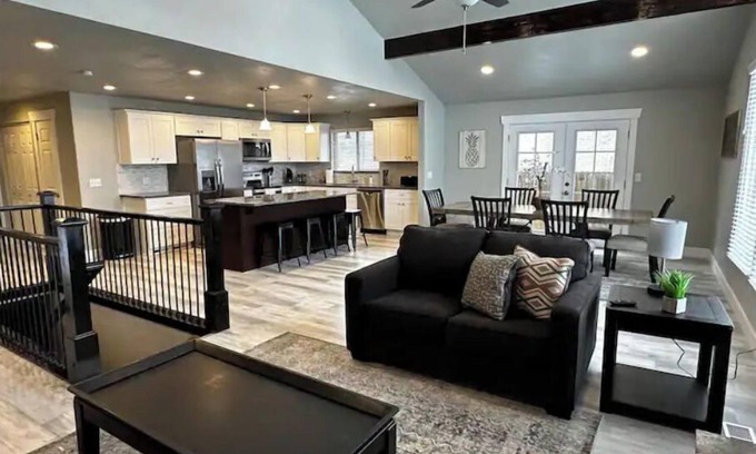 Sandy Casa | Stellar Sandy Getaway - New Remodel - Big Groups!