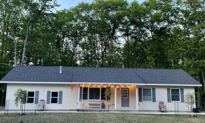 Michaywe Casa | Stellar’s Place -Brand New Hot Tub, King Bed, Conveniently Located, Clean, Games