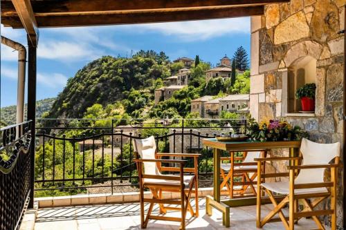 Trikolonoi Apartamento | Stemnitsa Stone Residence - Comfy Mountain Getaway